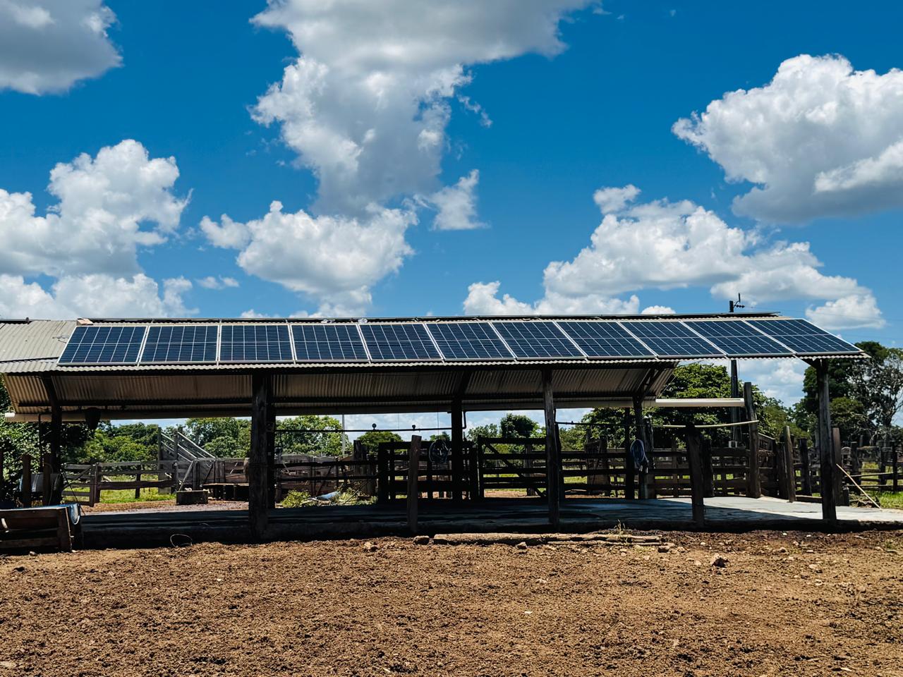 Instalação de energia solar fotovoltaica em residência moderna